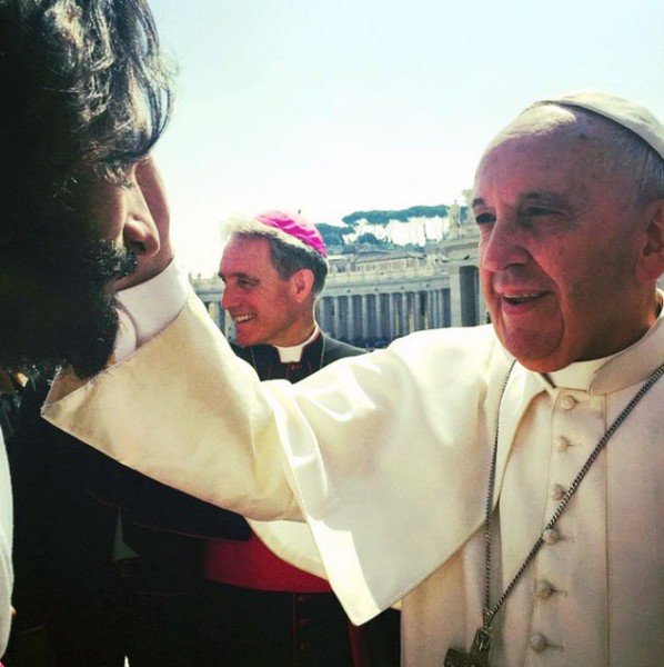 Rodrigo Santoro recebe bênção do Papa Francisco para interpretar Jesus em Ben-Hur.