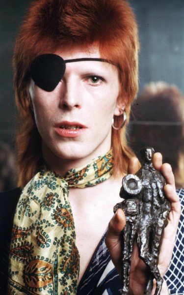 Bowie e uma das suas obras de arte, em 1974 - Imaginação Fértil