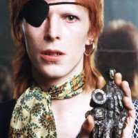Bowie e uma das suas obras de arte, em 1974 – Imaginação Fértil
